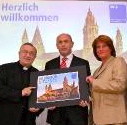 Scheckübergabe v.l.n.r. Karl Kardinal Lehmann, Uwe Abel Vorstandsvorsitzender der MVB, Sabine Flegel Vorsitzende des Dombauvereins