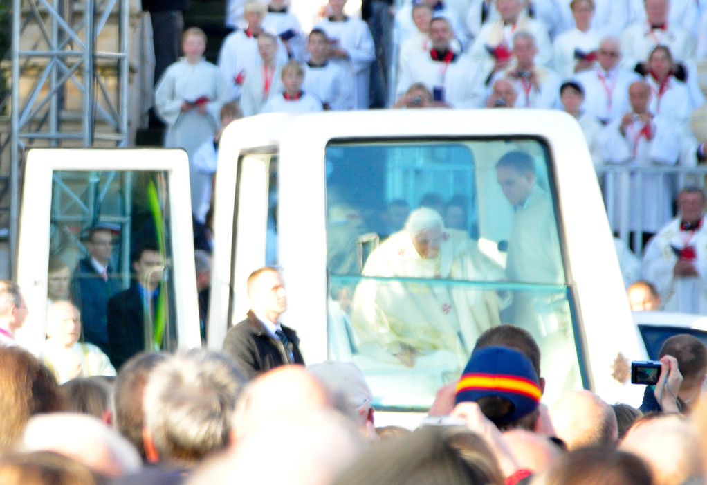 Der Papst kommt, die Menschen jubeln