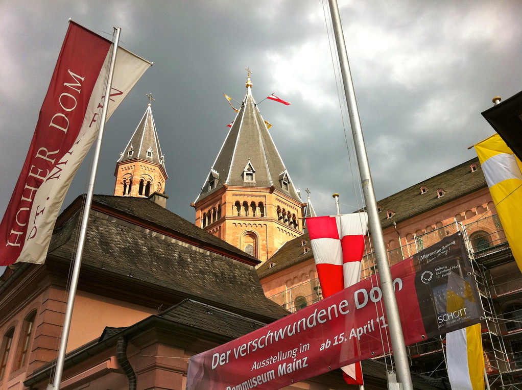 Fahnen vorm Dom (c) Dombauverein Mainz