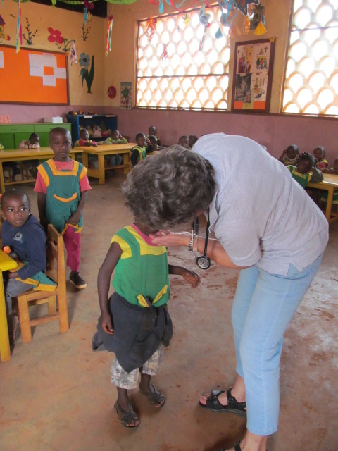 Frau Dr. Klingele untersucht Kindergartenkinder