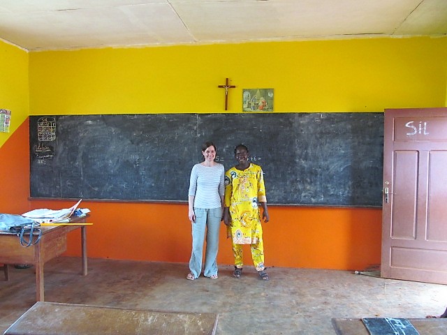 Madame Robert und Frau Sachs im frisch gestrichenen Klassenraum