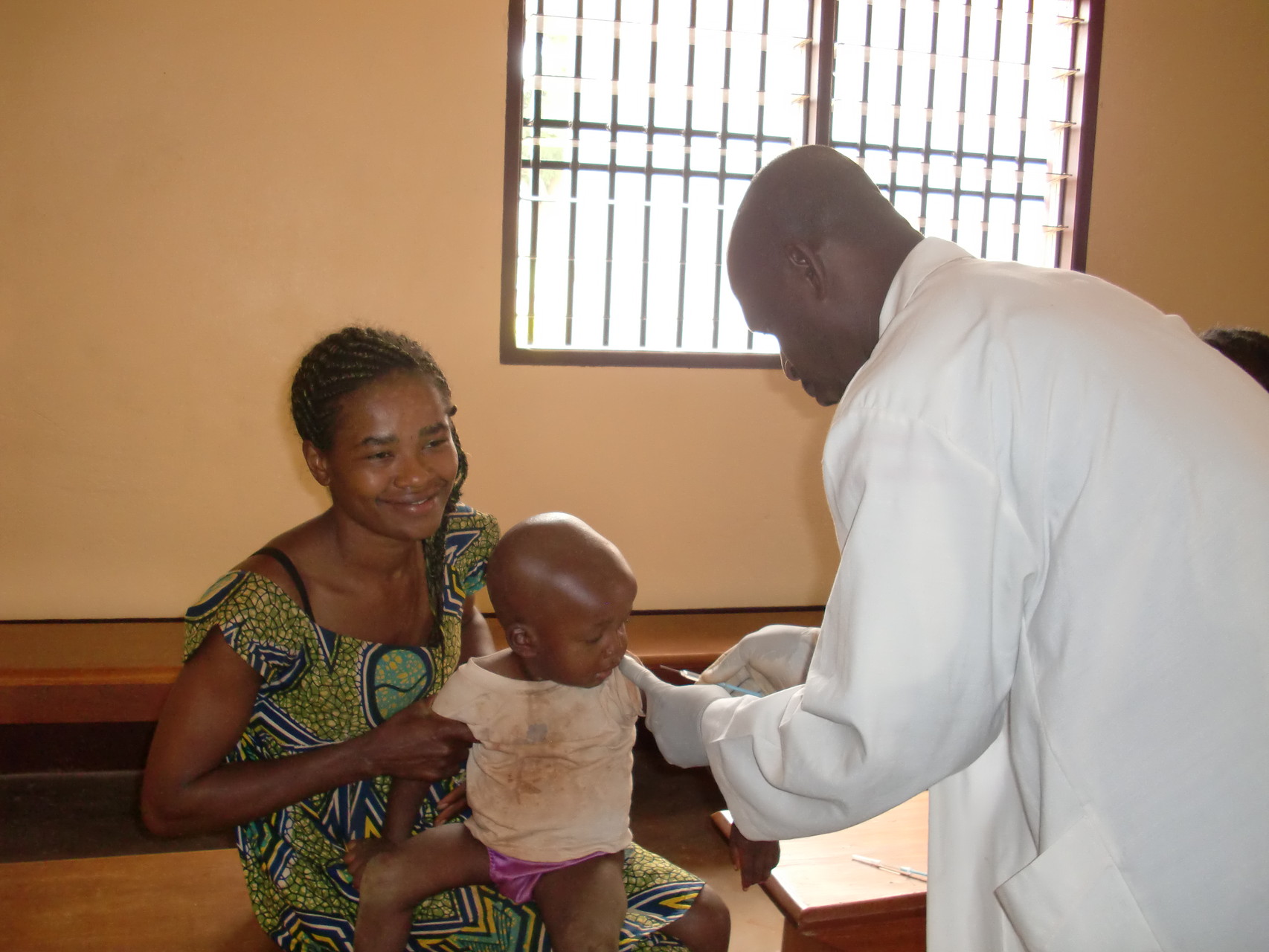 Einheimischer Arzt bei der Impfung