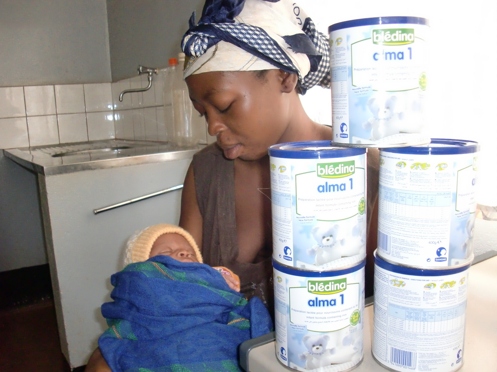 Mutter mit Kind und Milchpulver zur AIDS-Prävention