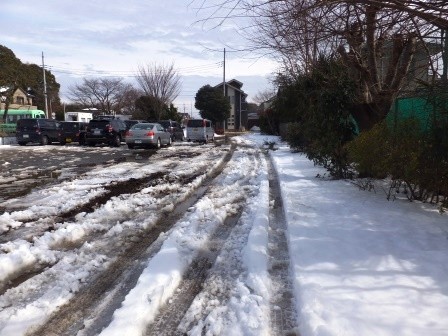 クラブハウスまでは、まだ雪