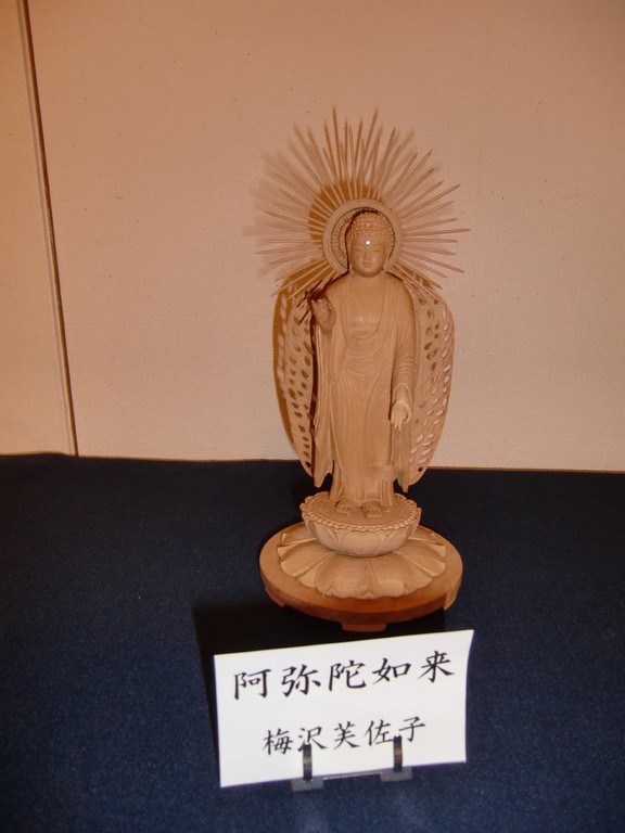 「阿弥陀如来」　（白檀に彫刻。木の堅さに苦労させられました）