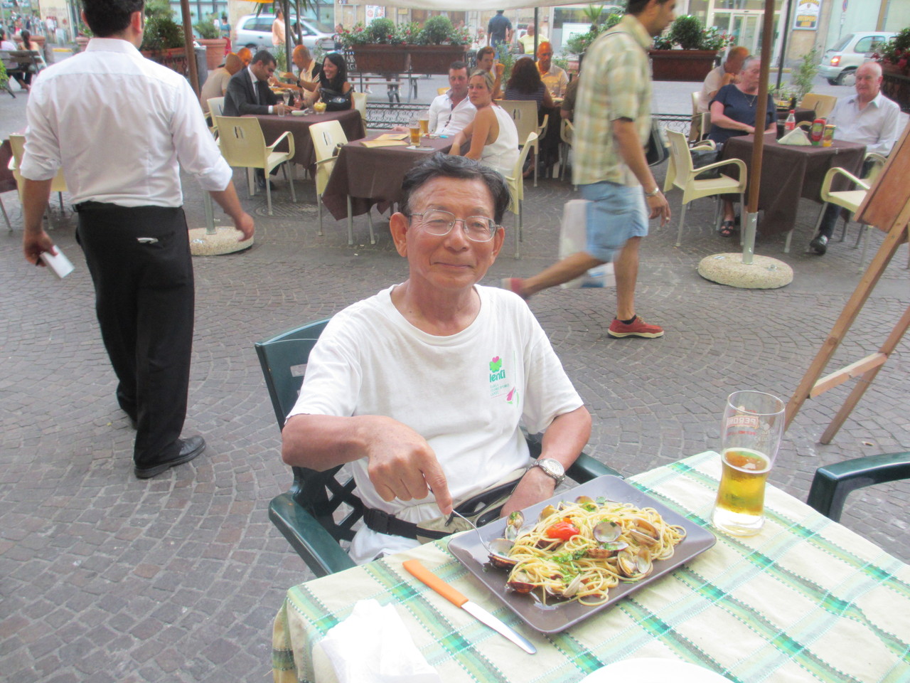 イタリアの Cafe Terace で・・・　　イタリア語の会話がＯＫなのでダビンチの足跡をたどってみたり？    今回も一人旅（H25.8)