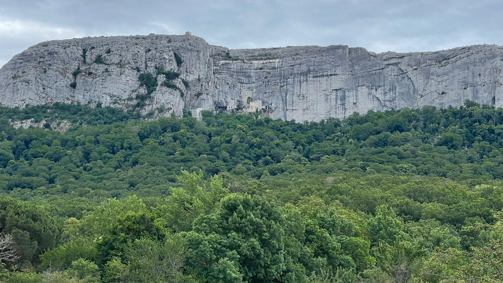 Blick auf die Grotte der Maria Magdalena nahe Saint-Maximin-la-Sainte-Baume 