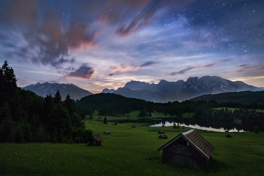 Auch bei bewölktem Himmel können schöne Nachtaufnahmen entstehen. Hier zogen die wolken recht schnell über Das Karwendel und den Geroldsee
