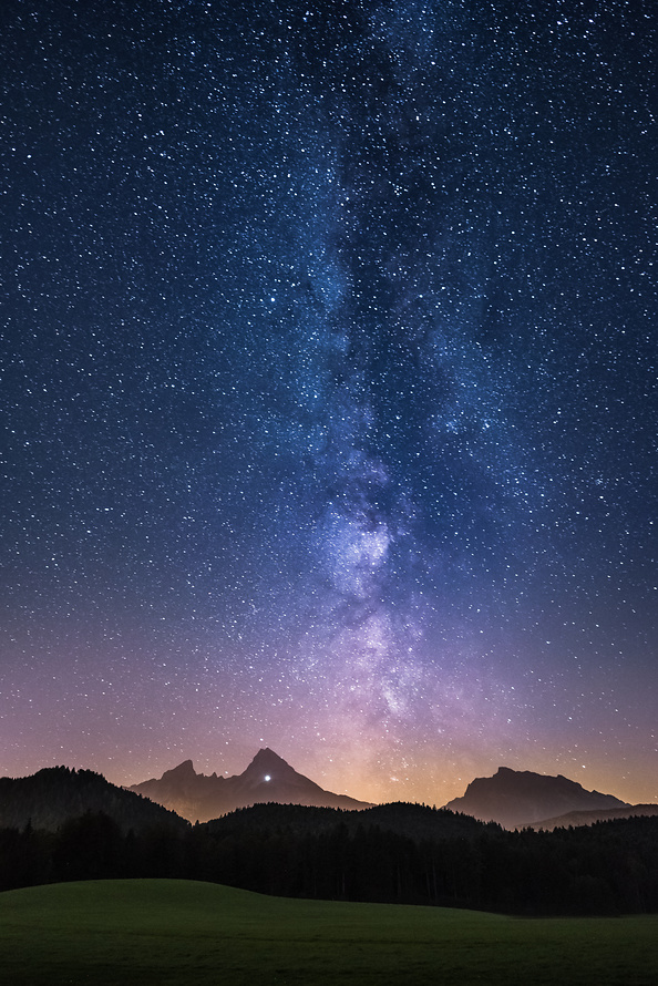 Dass die Milchstraße derart fotogen zwischen Watzmann und Hochkaltar steht, kommt nur an wenigen Tagen im Jahr vor. Solche Aufnahmen setzen eine präzise Vorplanung voraus.