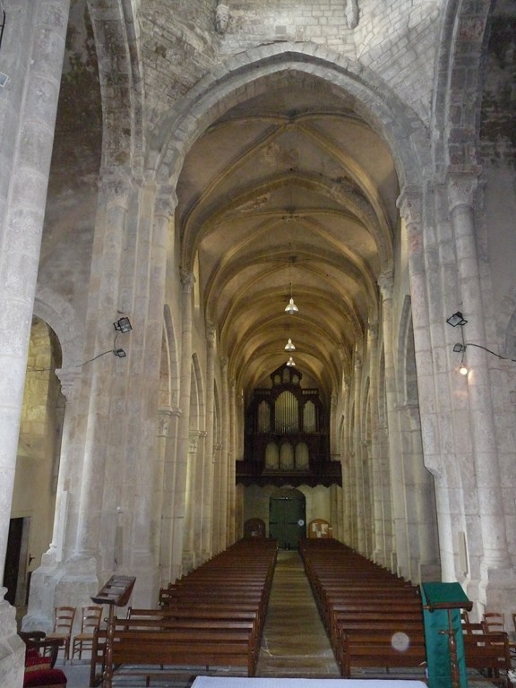 Abbatiale St Michel : nef centrale vers l'orgue