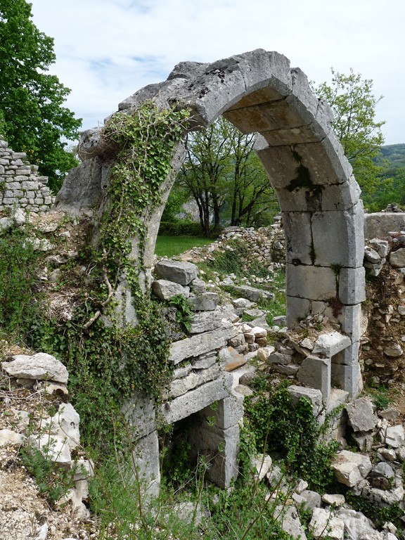 Ruines de l'Eglise St Alban à Chamagnat