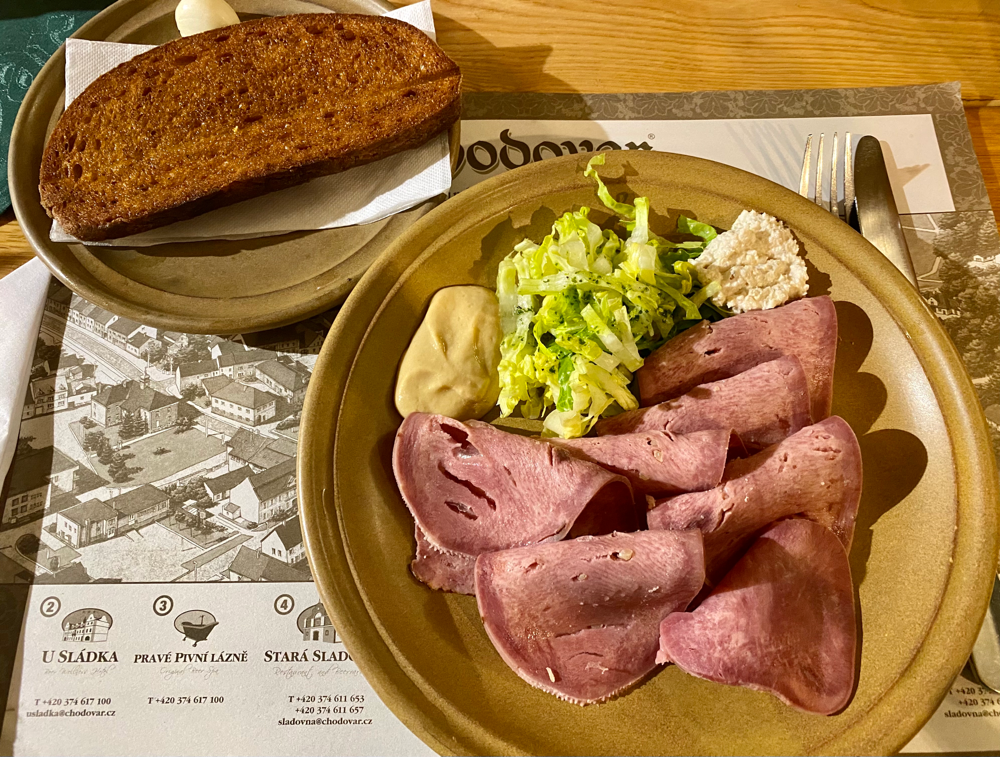 Geräucherte Rinderzunge mit Knoblauchbrot