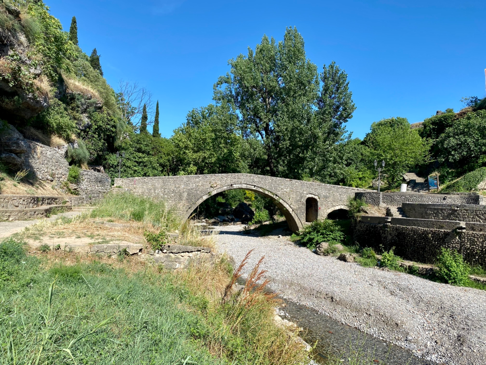 … eine alte Brücke am Rande der Morača…