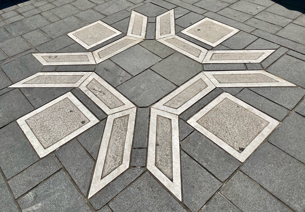 Das Symbol von Olympia 1984 in der Fußgängerzone