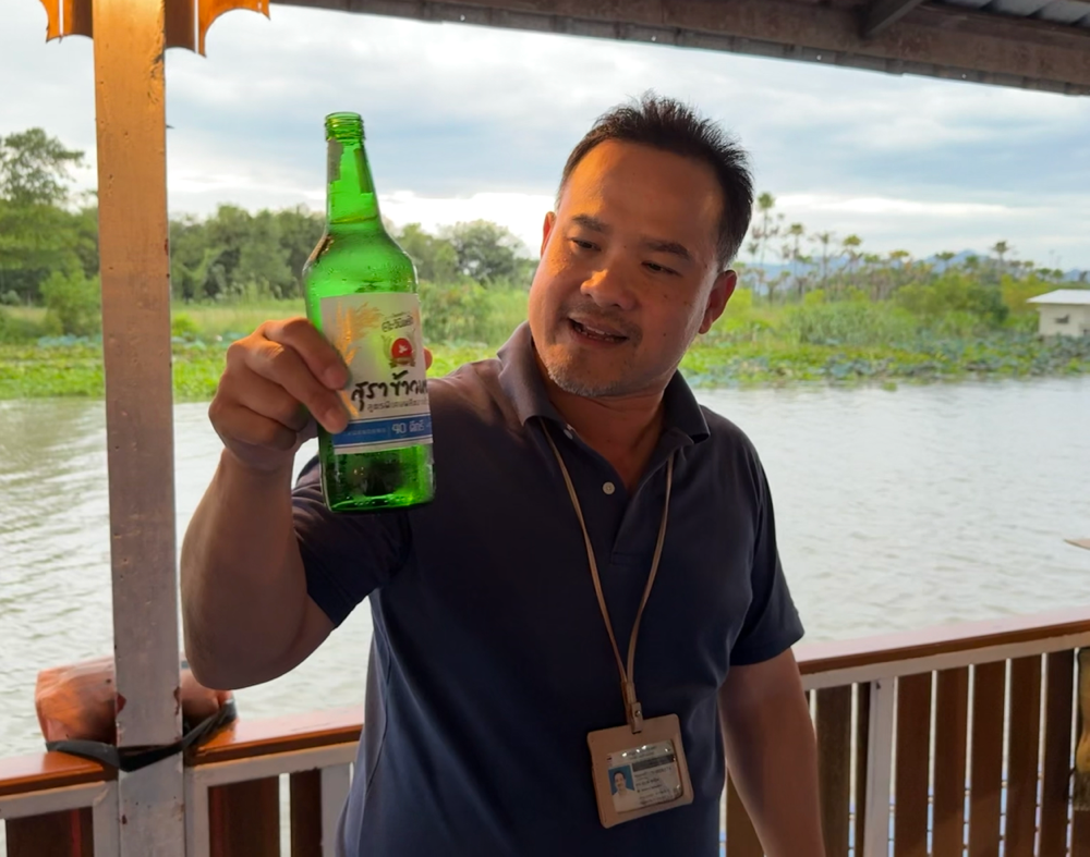 unser Reiseleiter preist den thailändischen Reisschnaps an