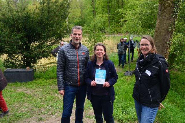 Axel Szybay von der Stiftung Zukunftsfonds Asse überreicht die Plakette für die mit Fördermitteln errichtete Hütte.