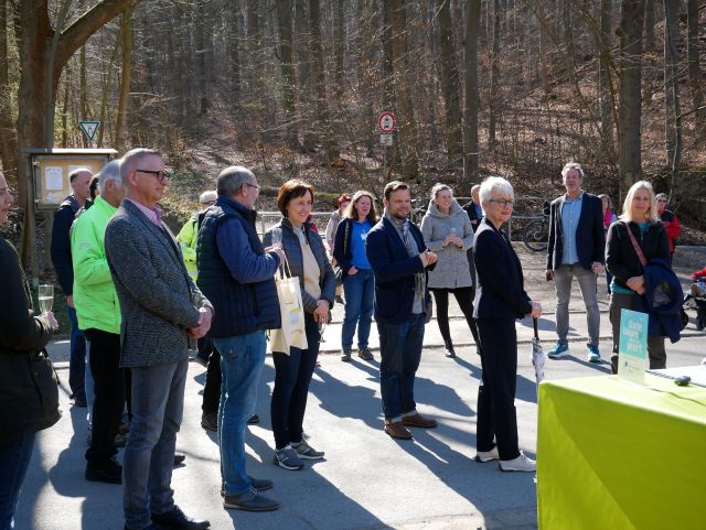Bei herrlichem Sonnenschein genießen alle die Feierlichkeiten