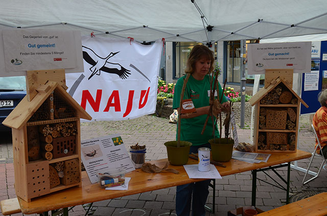 Andrea Onkes am Stand mit den unterschiedlichen Insektenhotels