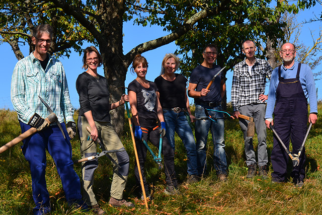 Die ehrenamtlich tätigen Mitglieder unserer Biotopschutzgruppe auf unserer Streuobstwiese. Foto: Cornelia Schilling