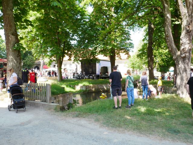 Das Jubiläumsfest war gut besucht und zog viele Familien mit kleinen Kindern an.