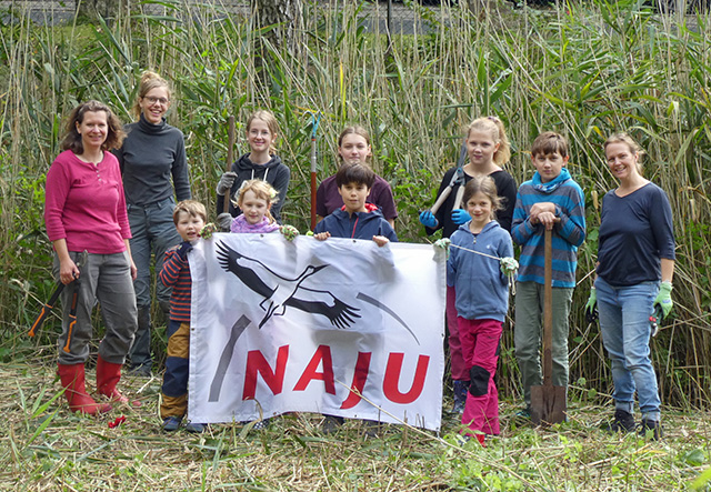 NAJU-Gruppe auf der Insel der Amphibien-Laichgewässer. Foto: Katja Erbs