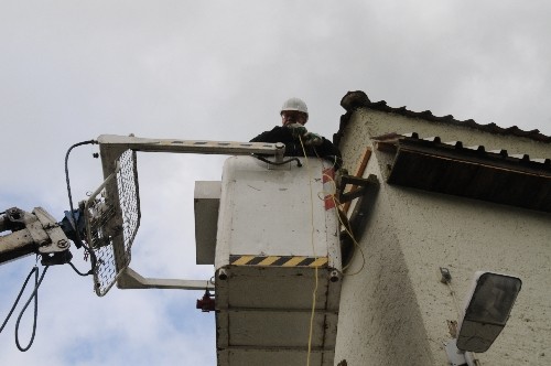 ...um das Zusatzdach für Mehlschwalben darunter zu bauen.