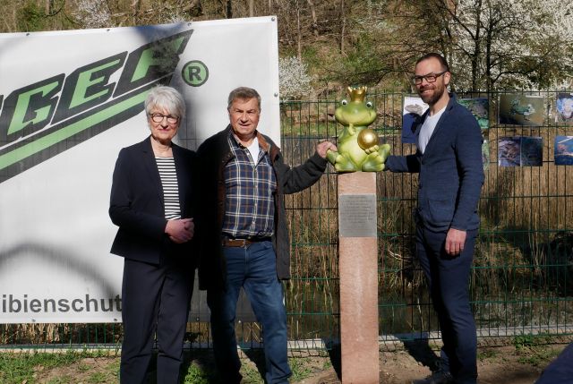 Christiana Steinbrügge, Egon Zieger und Stefan Zieger am neuen Blickfang an den Teichen