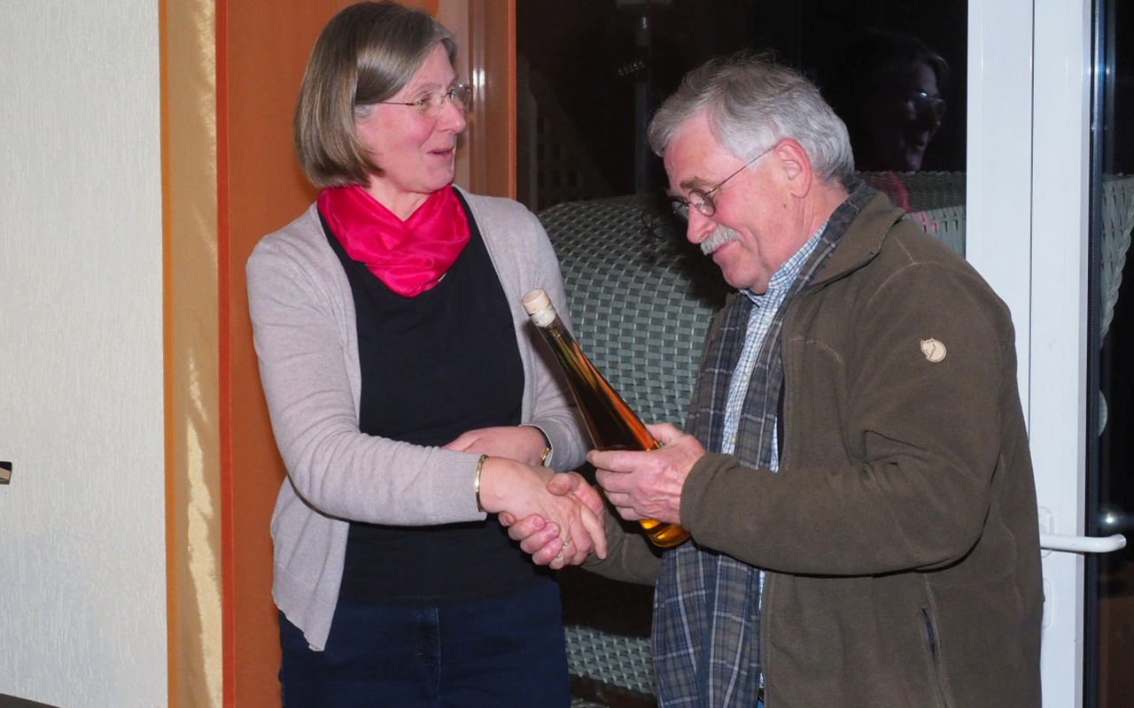 Rolf Reichelt begutachtet das Etikett von seiner Flasche ganz genau.