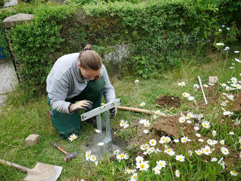 Ina Hoffman von der Firma Glatter Grüne Gartenvielfalt beim genauen Ausrichten der Stützen. Foto: Katja Erbs