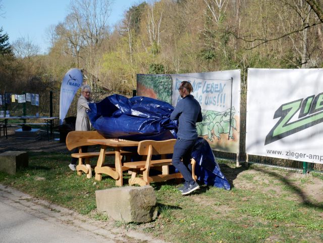 Die geschenkte Sitzgruppe, die zum Verweilen einladen soll, wird enthüllt
