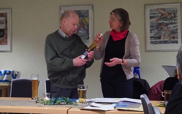 Und dann gibt es auch noch eine Flasche Apfeldessertwein mit Namen "Kirschenberg" von unserer Streuobstwiese.