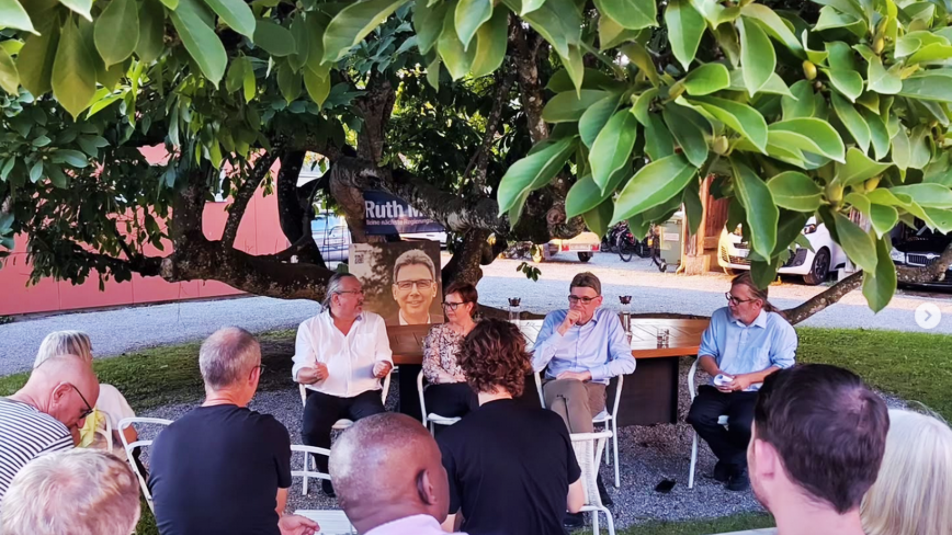 Podium im lauschigen Garten mit Regierungsratskandidierenden in Lenzburg 2024 (Bild: SP Lenzburg, Instagram)