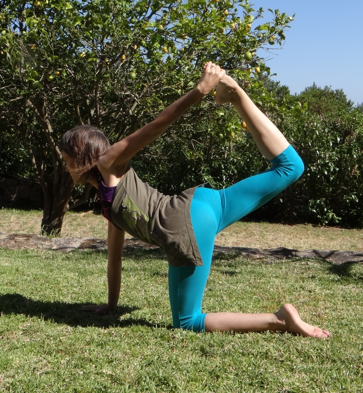 Eka Pada Dhanurasana = Arco (variante de gatas)