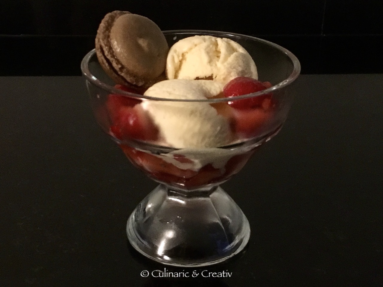 Vanille-Eis mit Schokoladen-Macaron
