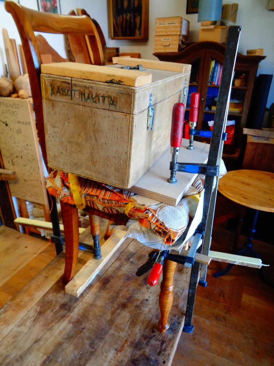 Holzflickwerk Flühmann, Spiez, Biedermeier Stuhl im Polster, Bein, gebrochen, Bruch, Reparatur, Restauration, Warmleim