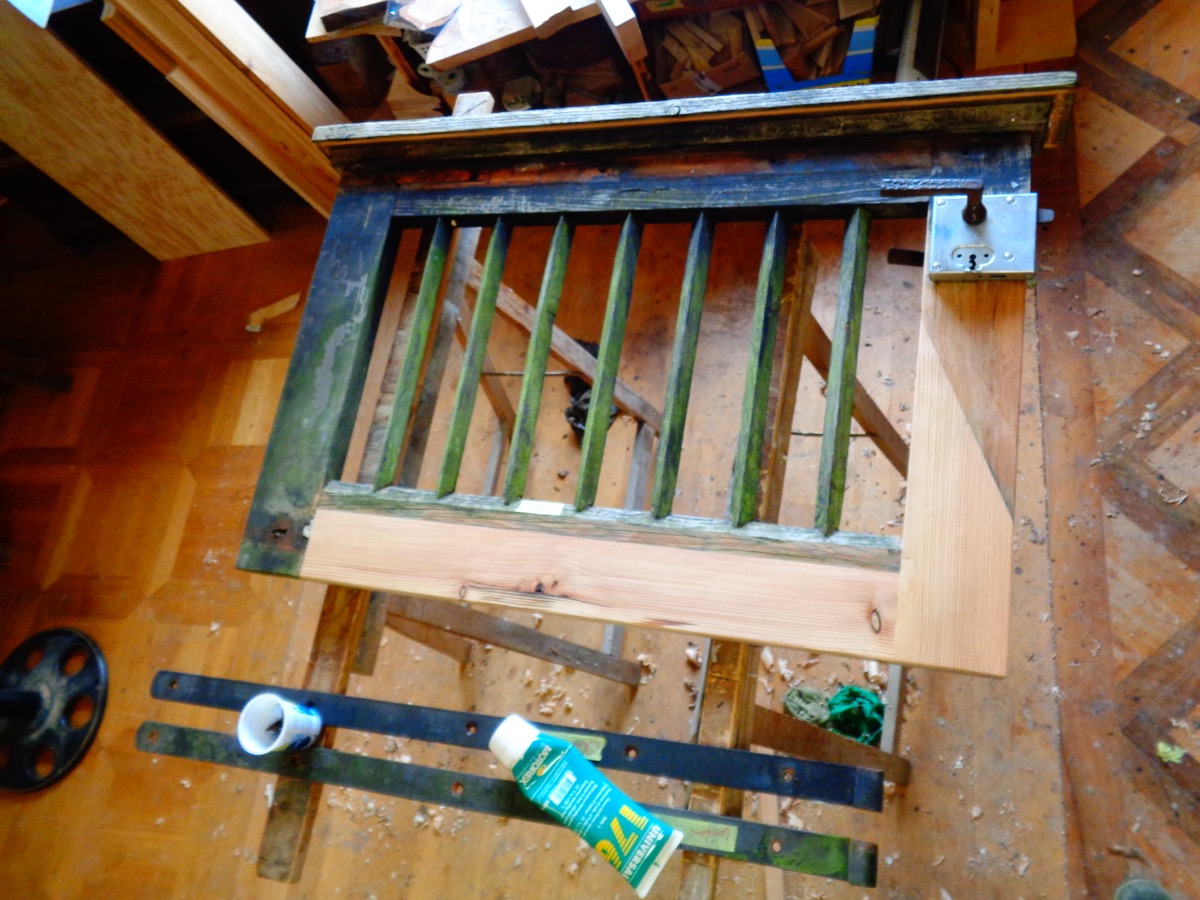 Haus und Hof Reparatur Wiederherstellen Richten Lärchen Holz Tor Holz Flick Werk Flühmann Spiez Bestehendes Reparieren