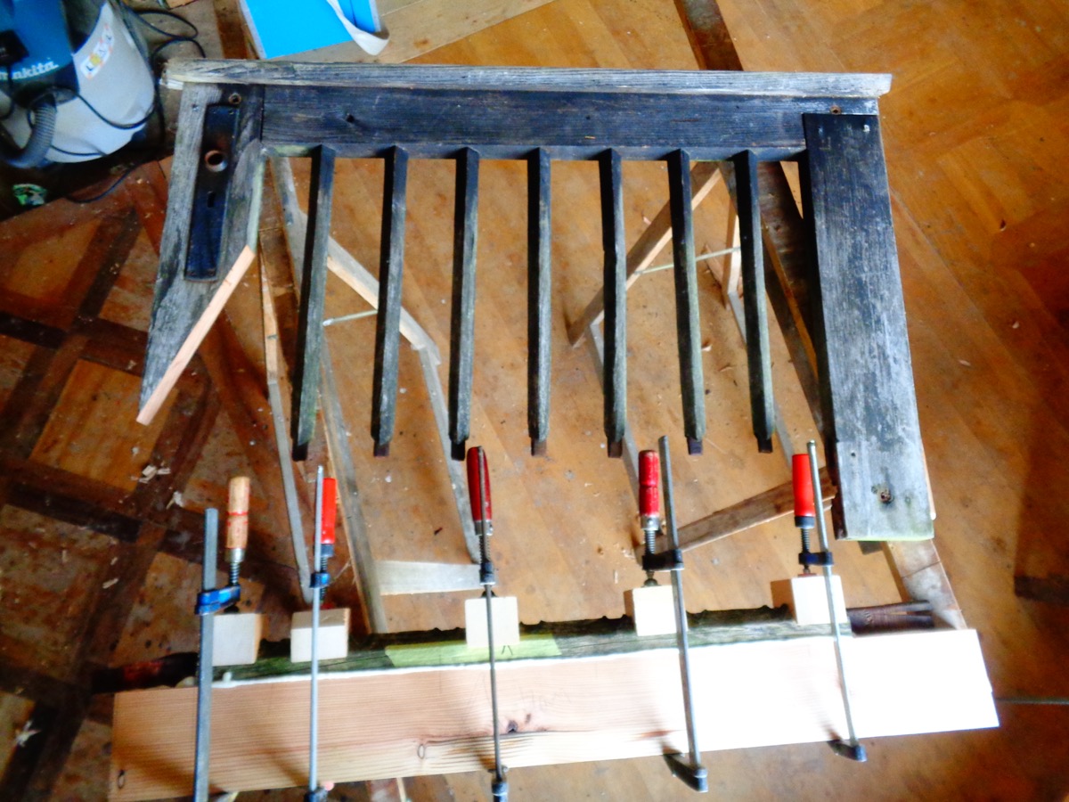 Haus und Hof Reparatur Wiederherstellen Richten Lärchen Holz Tor Holz Flick Werk Flühmann Spiez Bestehendes Reparieren