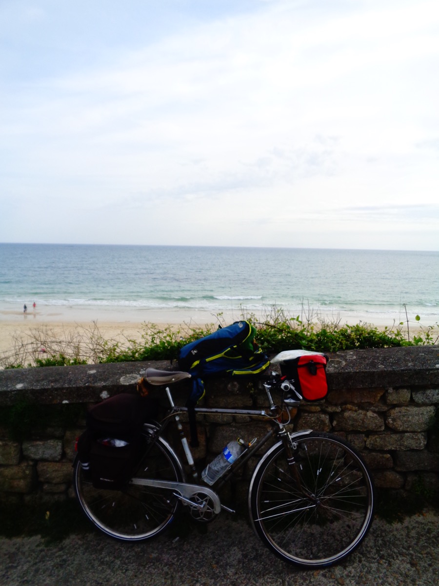 Danke Velotour, Frankreich, Flühmann, 3 Gang Velo, Schweiz Outdoor, Tarp, Nanka, Merino, Schlafsack, Sonne, Wetter, Bretagne, Pont Croix, Pointe du Raz, Pointe du Vent, Loire, Auszeit, alleine unterwegs, Begegnungen, Französisch Reden, Presse Caffee Tabac