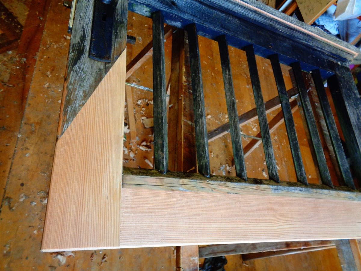 Haus und Hof Reparatur Wiederherstellen Richten Lärchen Holz Tor Holz Flick Werk Flühmann Spiez Bestehendes Reparieren