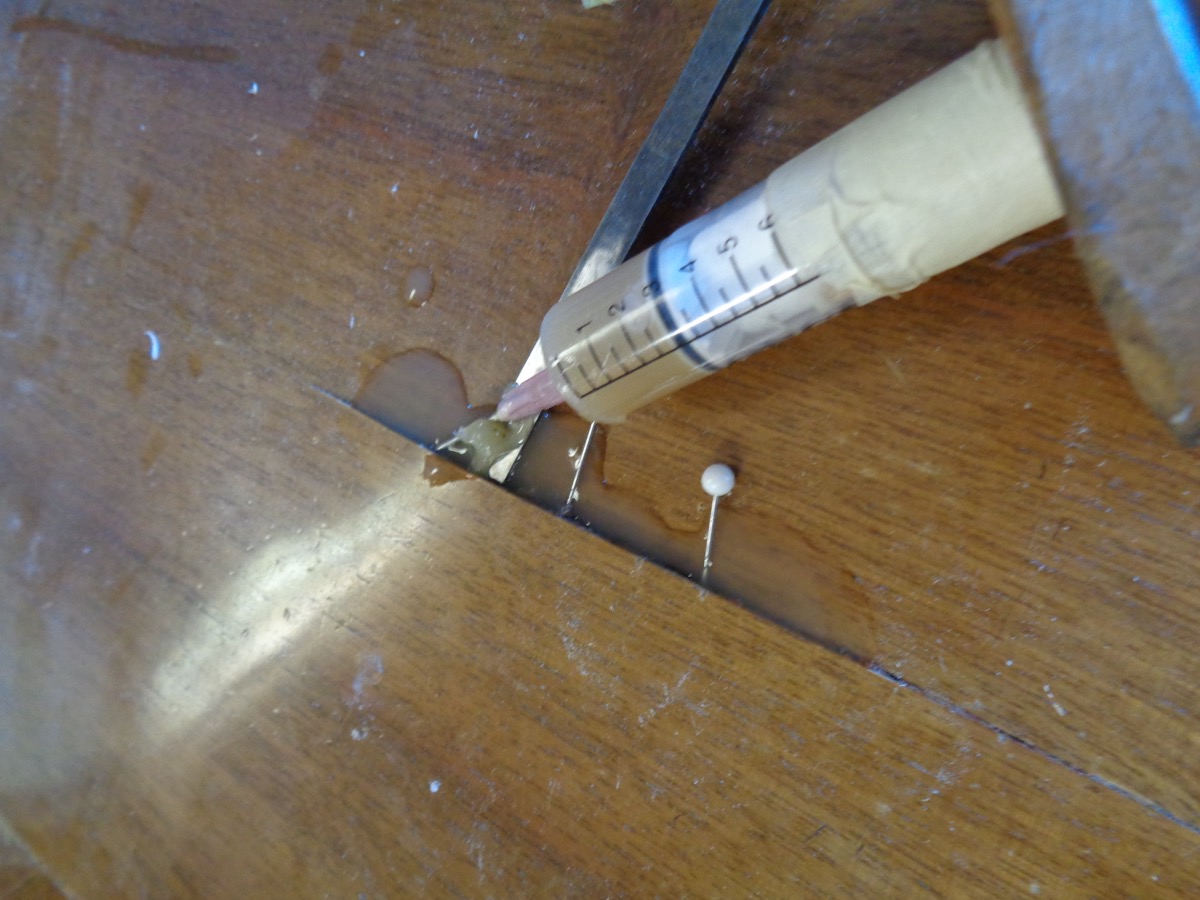 Knochenleim wird unter das Furnier gespritzt