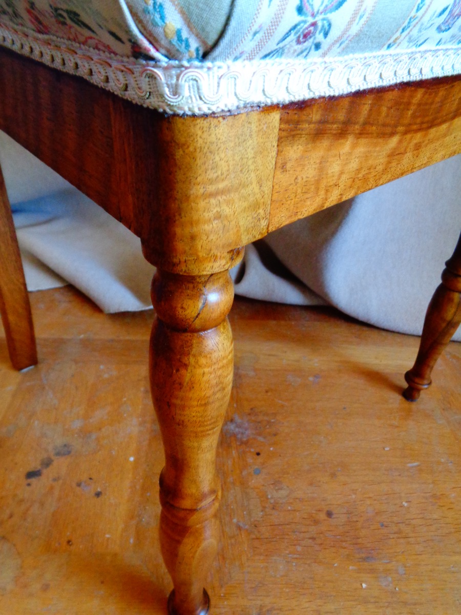 Holzflickwerk Flühmann, Spiez, Biedermeier Stuhl mit Polster, Bein, gebrochen, Bruch, Reparatur, Restauration, Warmleim
