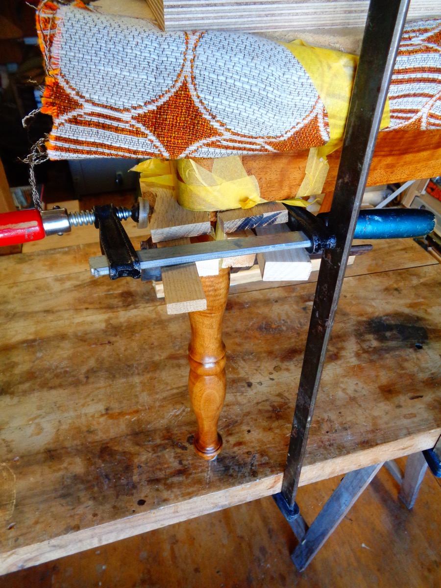Holzflickwerk Flühmann, Spiez, Biedermeier Stuhl mit Polster, Bein, gebrochen, Bruch, Reparatur, Restauration, Warmleim