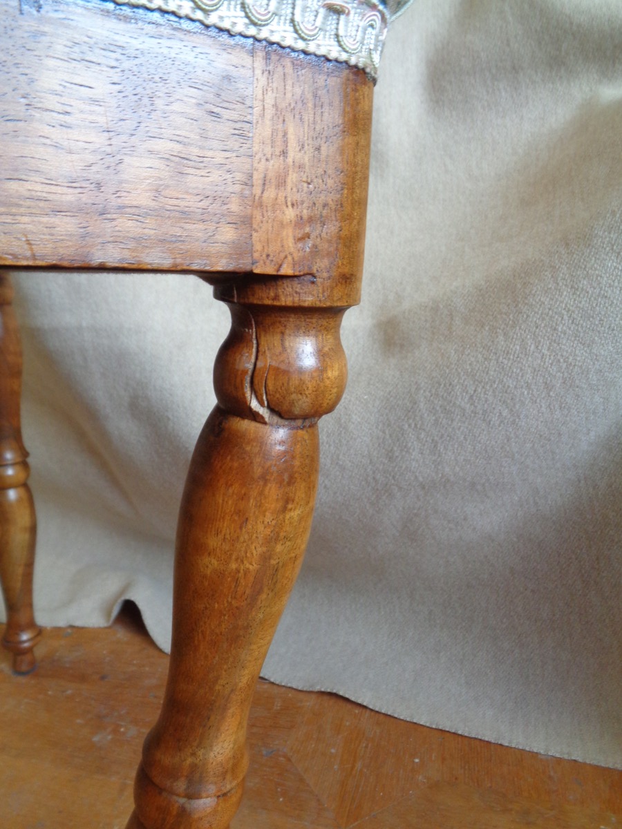 Holzflickwerk Flühmann, Spiez, Biedermeier Stuhl mit Polster, Bein, gebrochen, Bruch, Reparatur, Restauration, Warmleim