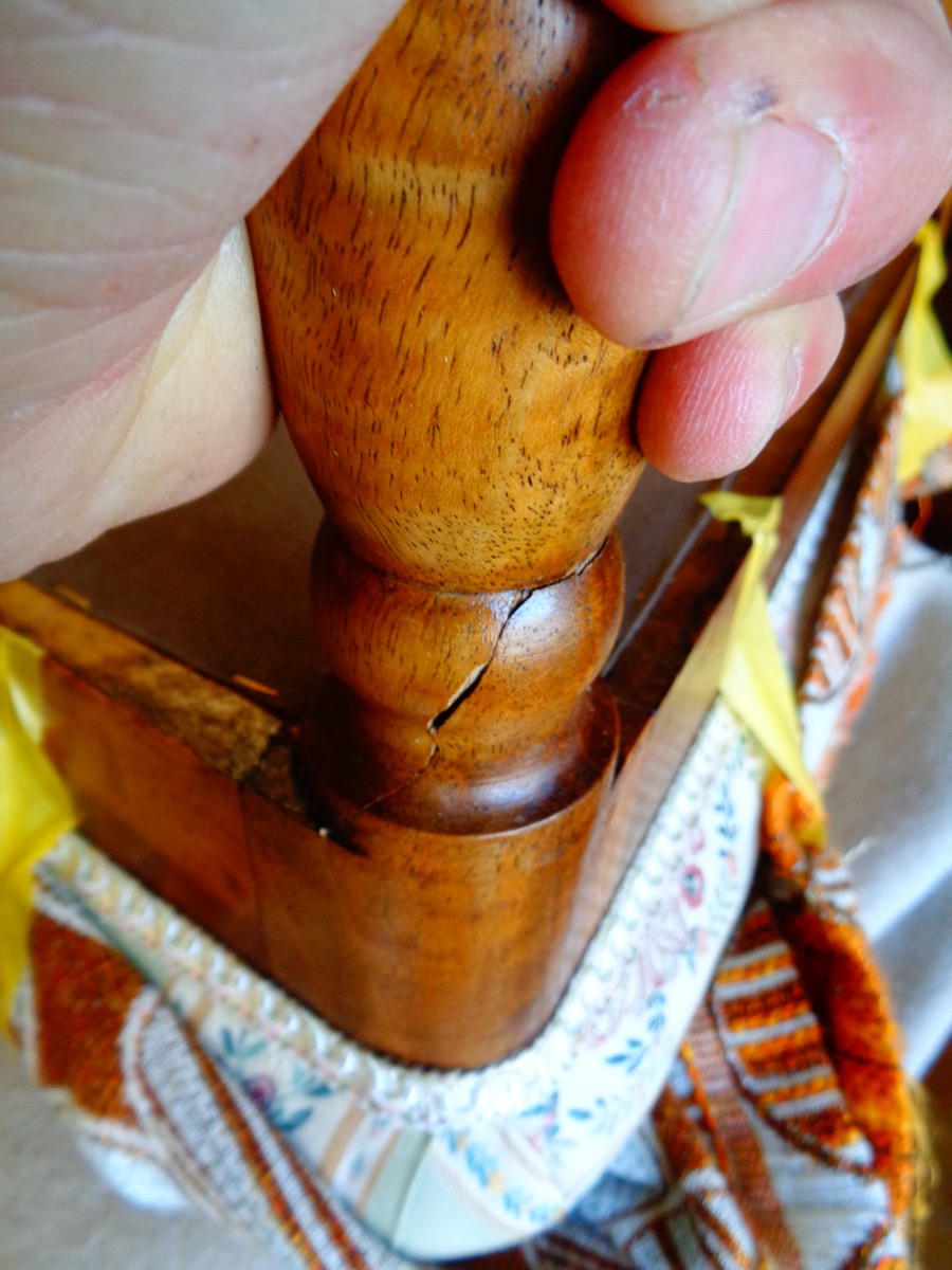 Holzflickwerk Flühmann, Spiez, Biedermeier Stuhl im Polster, Bein, gebrochen, Bruch, Reparatur, Restauration, WarmleimBiedermeier Stuhl im Polster, Bein, gebrochen, Bruch, Reparatur, Restauration, Warmleim
