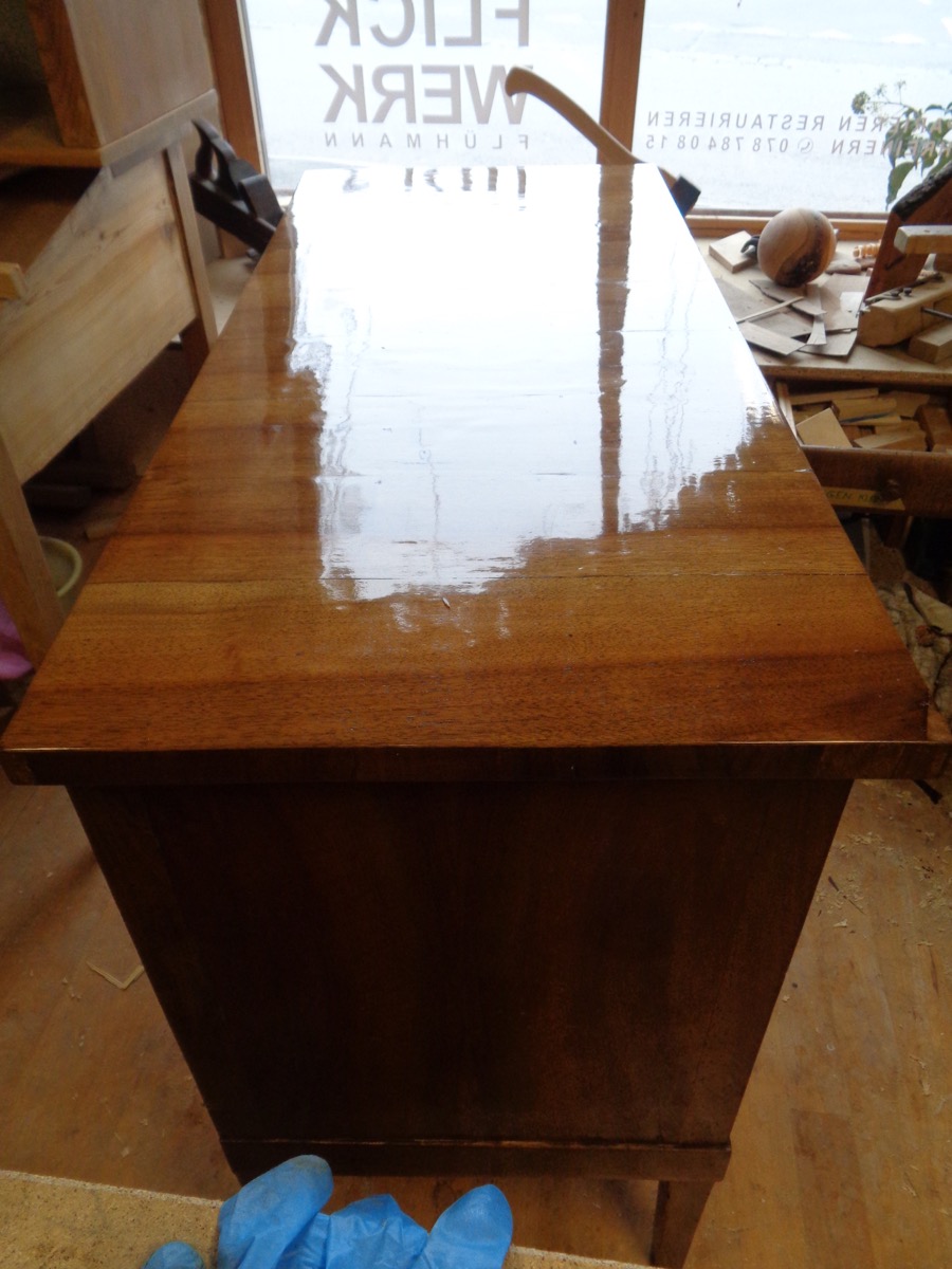 Nach dem Kleben der losen Stellen wird das Blatt gereinigt, leicht begradigt und schellackiert.