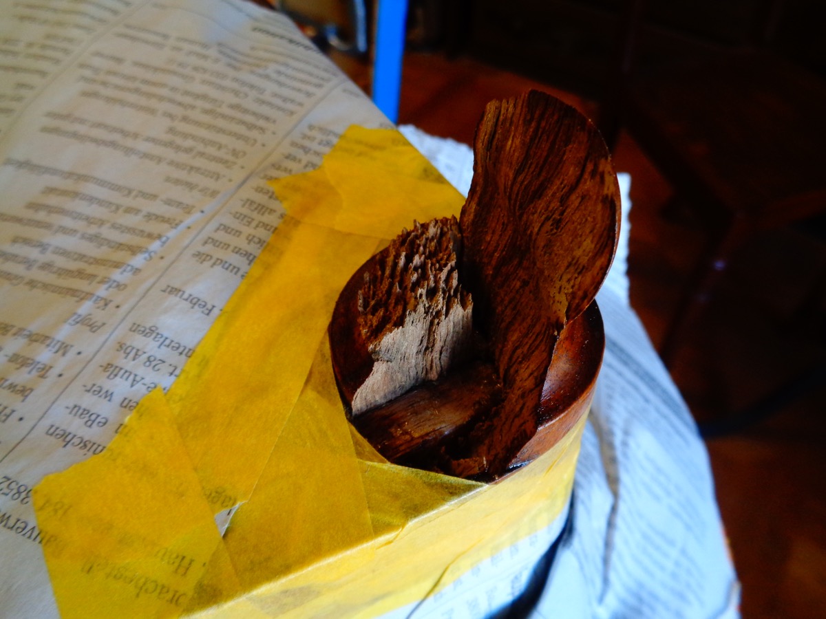 Holzflickwerk Flühmann, Spiez, Biedermeier Stuhl im Polster, Bein, gebrochen, Bruch, Reparatur, Restauration, Warmleim