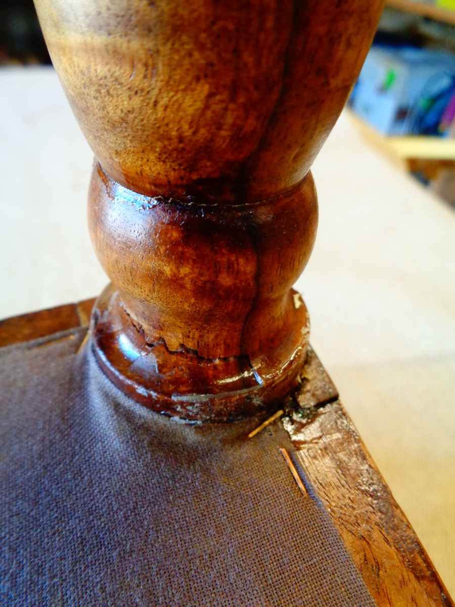 Holzflickwerk Flühmann, Spiez, Biedermeier Stuhl mit Polster, Bein, gebrochen, Bruch, Reparatur, Restauration, Warmleim