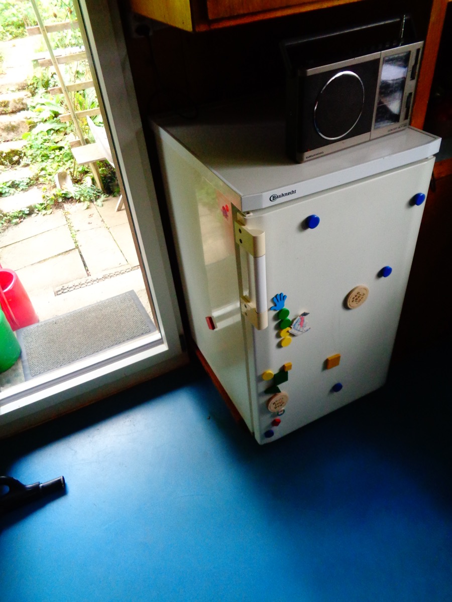 Der Kühlschrank steht direkt auf dem Sockel