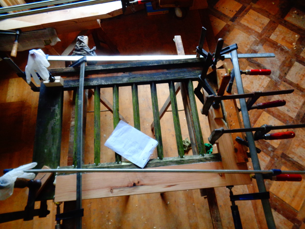 Haus und Hof Reparatur Wiederherstellen Richten Lärchen Holz Tor Holz Flick Werk Flühmann Spiez Bestehendes Reparieren