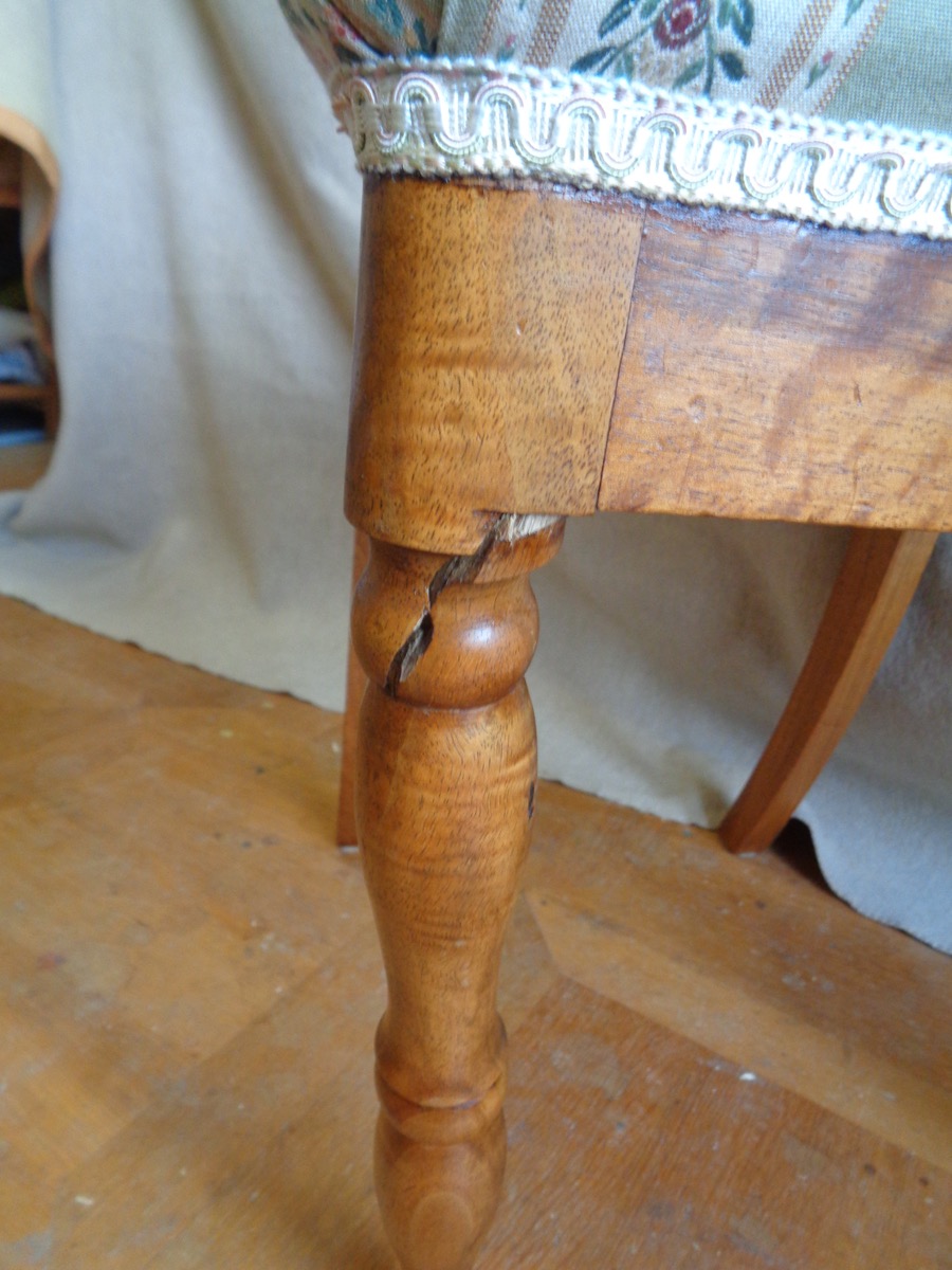 Holzflickwerk Flühmann, Spiez, Biedermeier Stuhl mit Polster, Bein, gebrochen, Bruch, Reparatur, Restauration, Warmleim